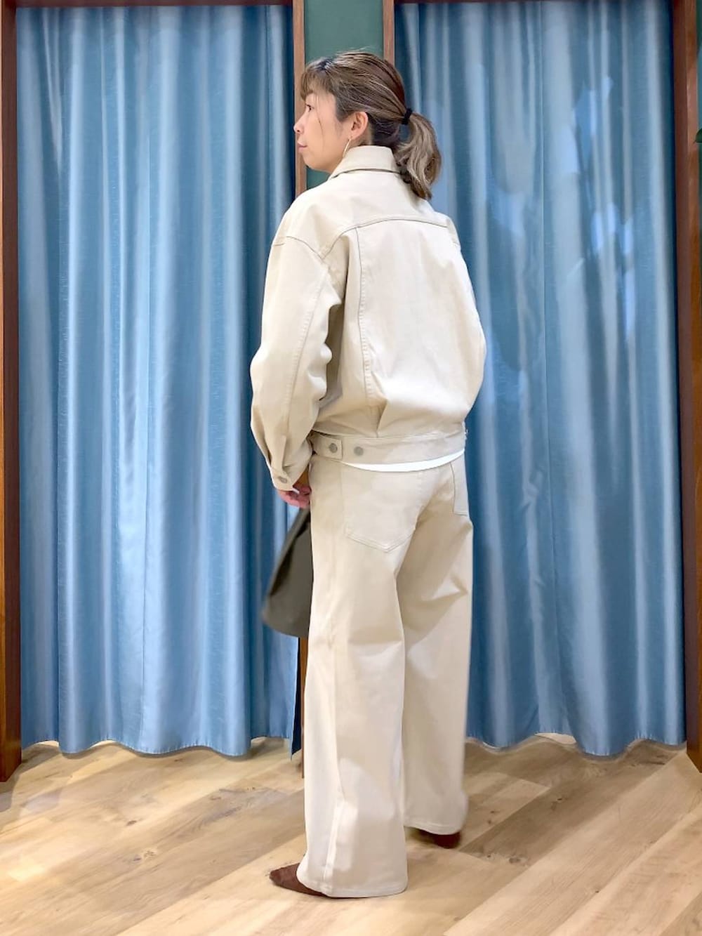 ブラウン系のパンプス、ベージュ系のデニムパンツ、ベージュ系のデニムジャケットを着用したレディースの春コーディネートの6枚目の写真