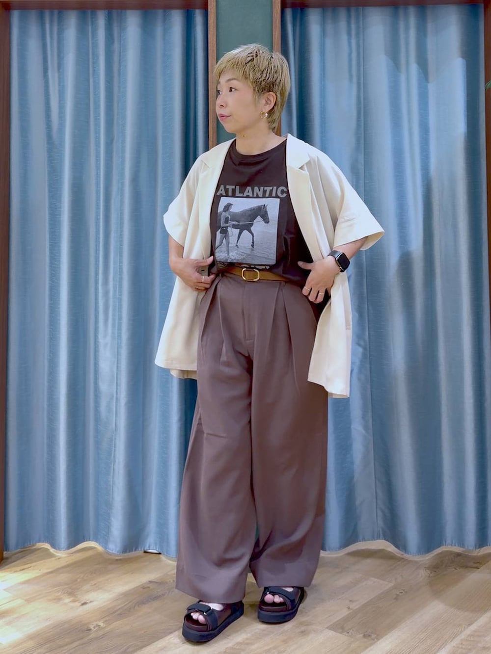 ブラウン系のTシャツ/カットソー、ブラウン系のサンダル、ホワイト系のテーラードジャケットを着用したレディースの夏コーディネートの2枚目の写真