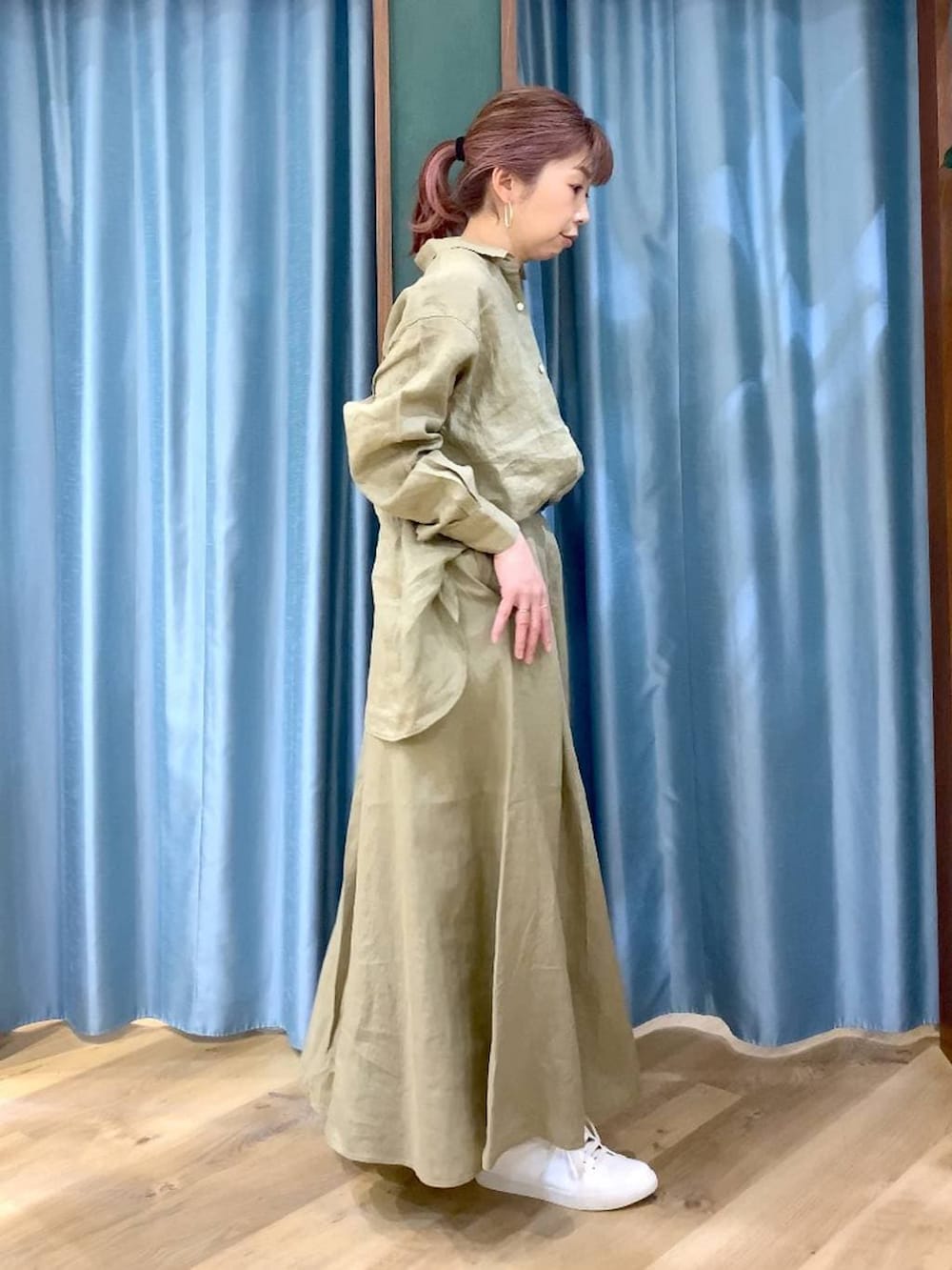 ベージュ系のシャツ/ブラウス、ブラウン系のスニーカー、ベージュ系のスカートを着用したレディースの春コーディネートの6枚目の写真