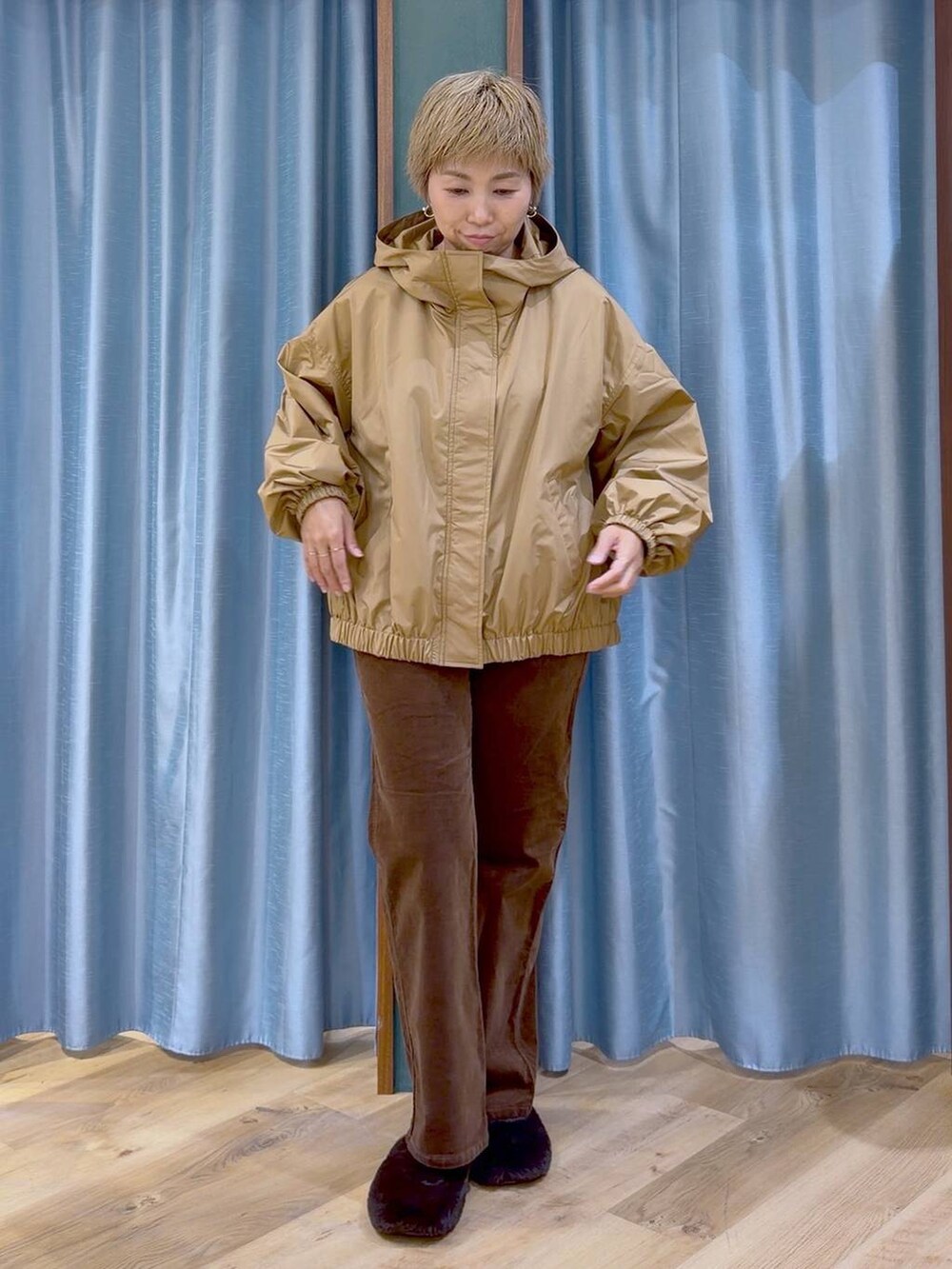 ブラウン系のその他シューズ、ベージュ系のニット/セーター、ブラウン系のその他パンツを着用したレディースの秋コーディネートの3枚目の写真