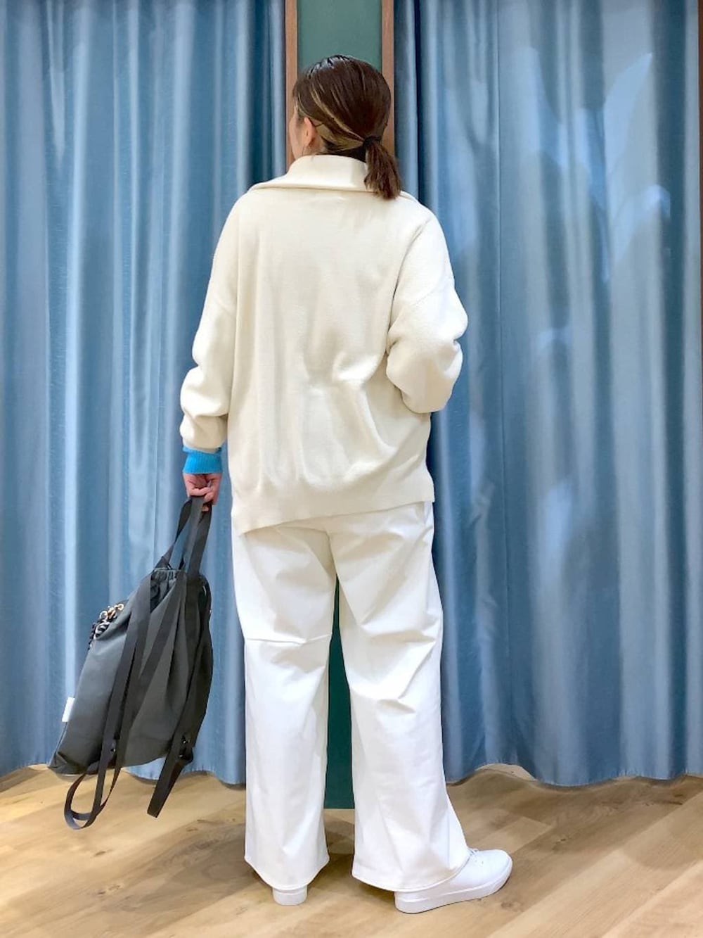 ホワイト系のニット/セーター、ブルー系のニット/セーター、ホワイト系のその他パンツを着用したレディースの秋コーディネートの4枚目の写真