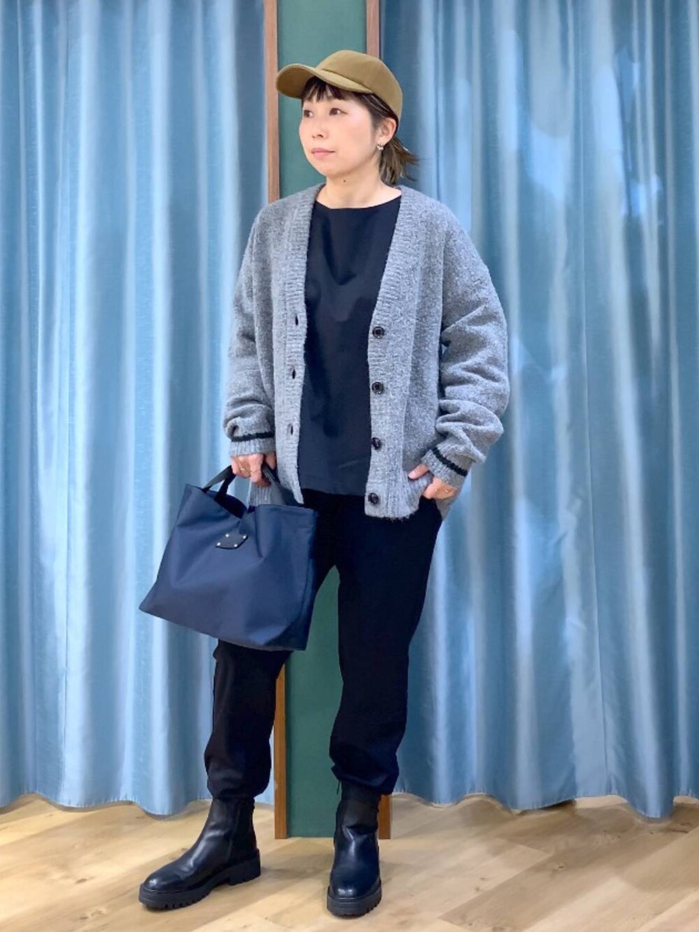 ブラック系のブーツ、ブルー系のトートバッグ、ブラック系のシャツ/ブラウスを着用したレディースの秋コーディネートの7枚目の写真