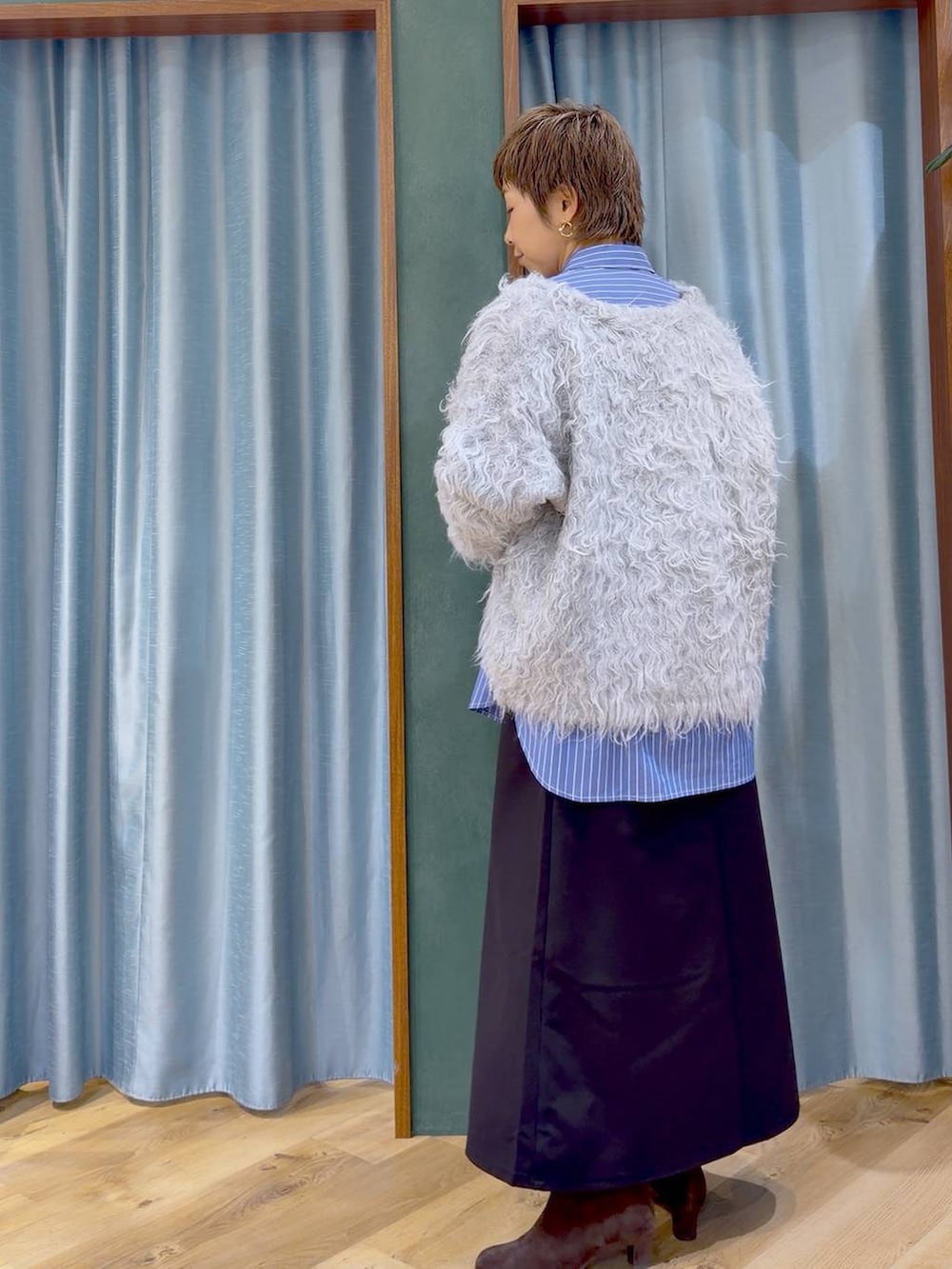 ブラウン系のブーツ、ブルー系のシャツ/ブラウス、グレー系のカーディガン/ボレロを着用したレディースの秋コーディネートの4枚目の写真