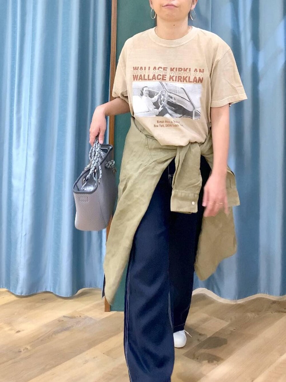ベージュ系のシャツ/ブラウス、ブルー系のその他パンツ、ベージュ系のTシャツ/カットソーを着用したレディースの春コーディネートの6枚目の写真