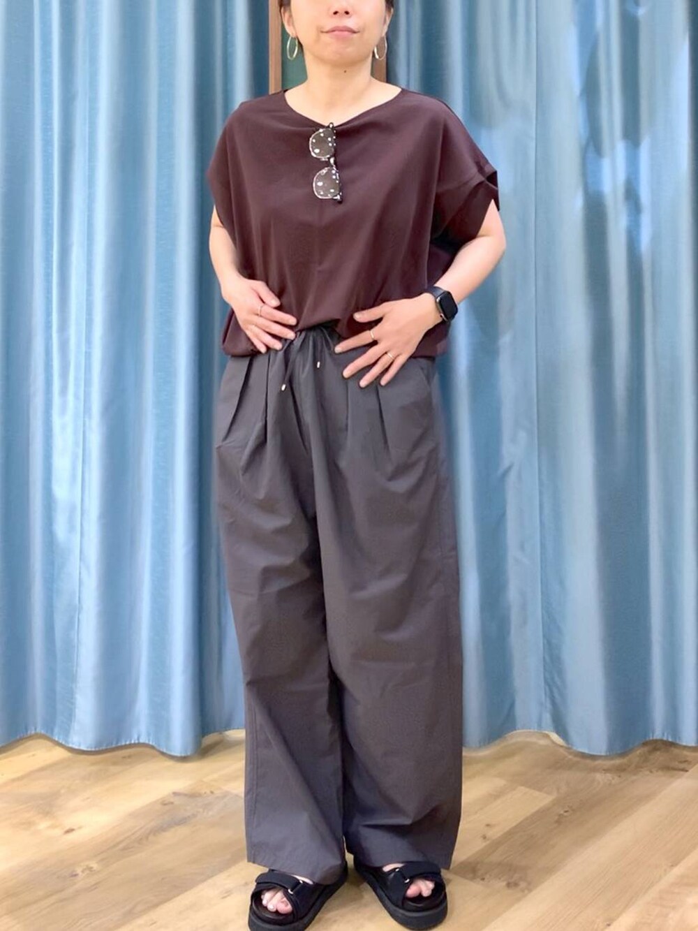 グレー系のその他パンツ、ブラウン系のTシャツ/カットソー、ブラック系のサンダルを着用したレディースの春コーディネートの5枚目の写真