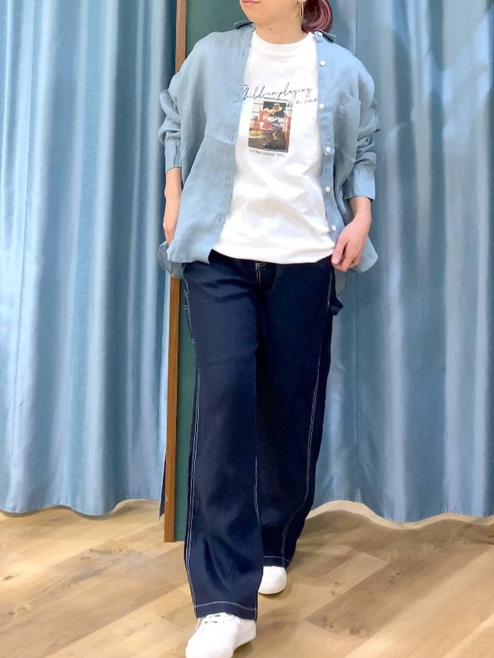 グリーン系のシャツ/ブラウス、ブルー系のその他パンツ、ホワイト系のTシャツ/カットソーを着用したレディースの春コーディネートの8枚目の写真