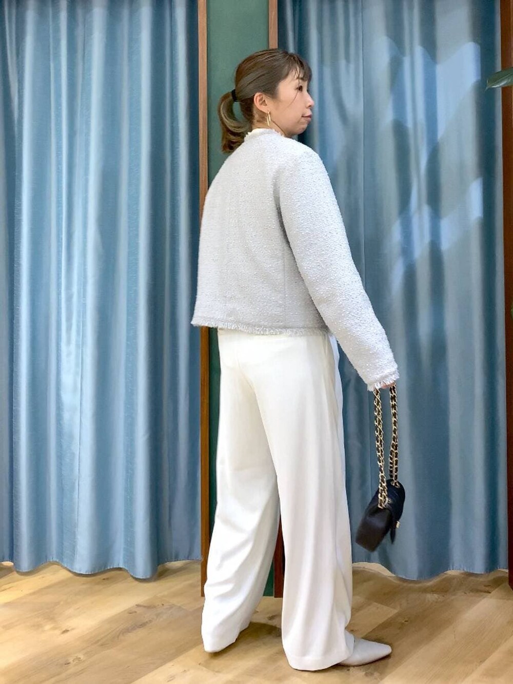 ホワイト系のその他パンツ、ホワイト系のシャツ/ブラウス、グレー系のノーカラージャケットを着用したレディースの冬コーディネートの5枚目の写真