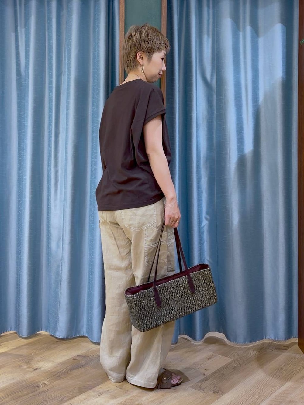 ブラウン系のTシャツ/カットソー、ベージュ系のその他パンツ、ブラウン系のサンダルを着用したレディースの夏コーディネートの4枚目の写真