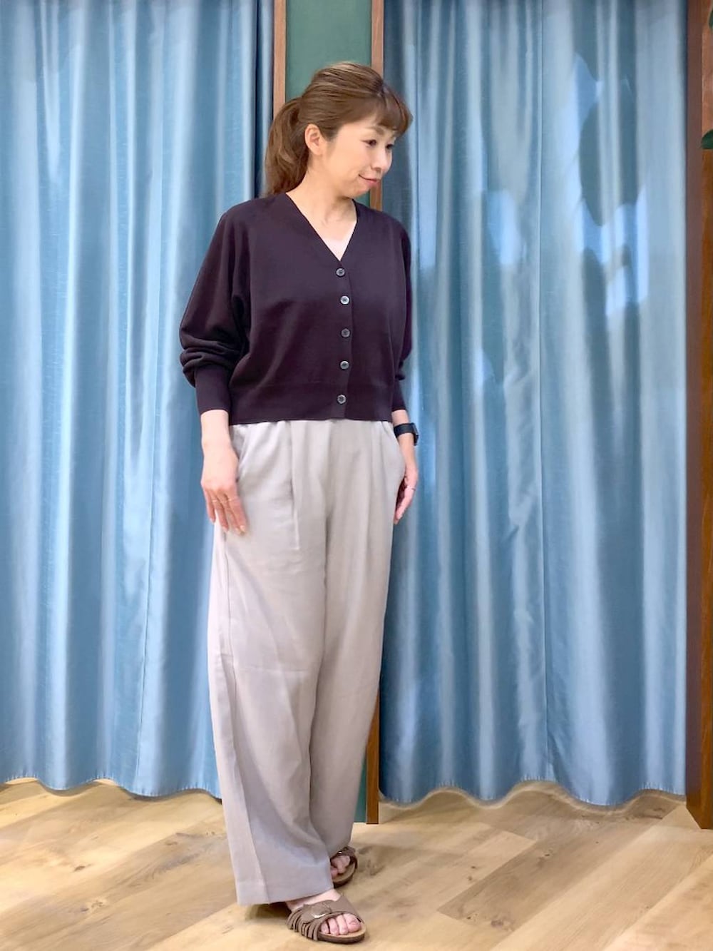 ブラウン系のカーディガン/ボレロ、ベージュ系のその他パンツ、ブラウン系のサンダルを着用したレディースの春コーディネートの3枚目の写真