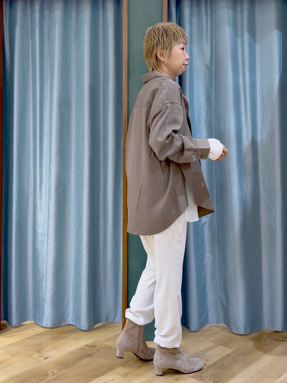 ブラウン系のブーツ、ブラウン系のシャツ/ブラウス、ホワイト系のTシャツ/カットソーを着用したレディースの秋コーディネートの3枚目の写真