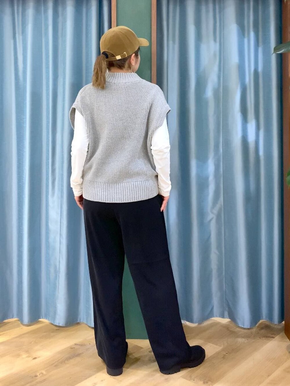 ブラック系のブーツ、ブラック系のスラックス、ホワイト系のTシャツ/カットソーを着用したレディースの冬コーディネートの4枚目の写真