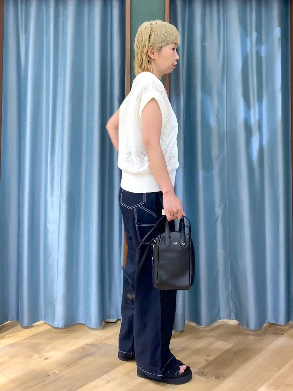 ホワイト系のタンクトップ、ブルー系のその他パンツ、ホワイト系のニット/セーターを着用したレディースの夏コーディネートの4枚目の写真