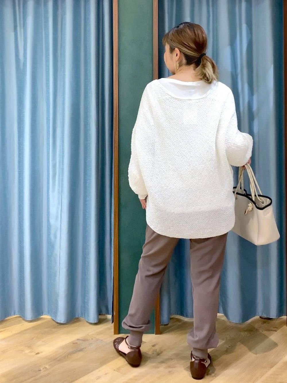 ホワイト系のTシャツ/カットソー、ホワイト系のカーディガン/ボレロ、ブラウン系のスリッポンを着用したレディースの春コーディネートの7枚目の写真