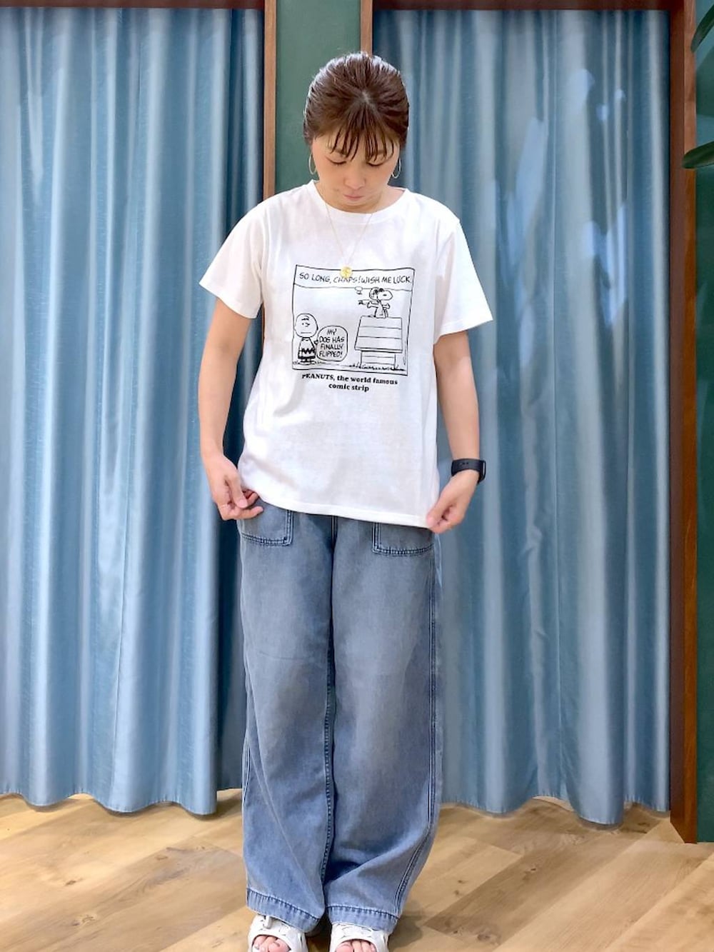 ブルー系のトートバッグ、ブルー系のデニムパンツ、ベージュ系のブルゾンを着用したレディースの春コーディネートの4枚目の写真