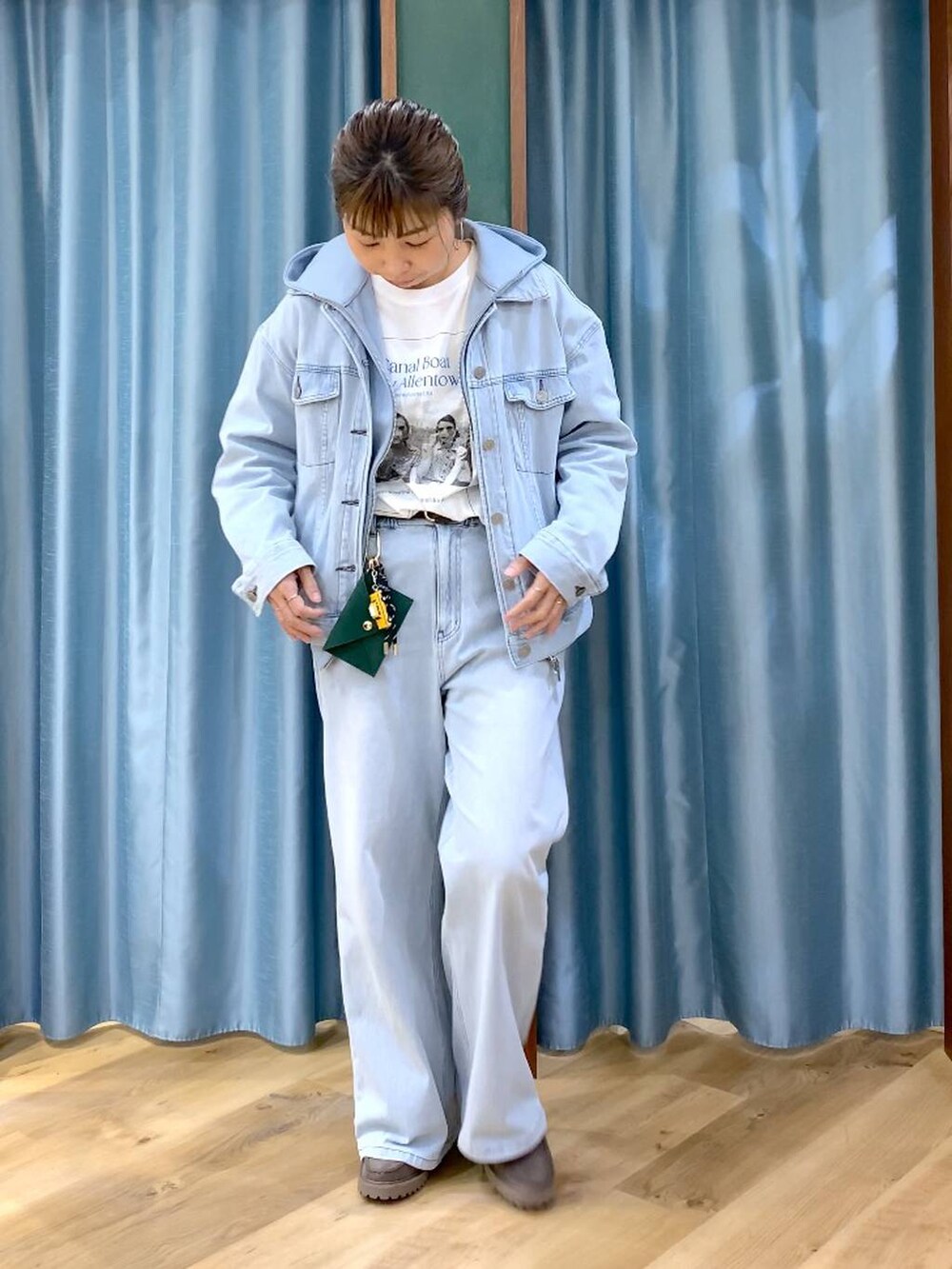 グレー系のローファー、ブルー系のデニムパンツ、ブルー系のデニムジャケットを着用したレディースの春コーディネートの4枚目の写真
