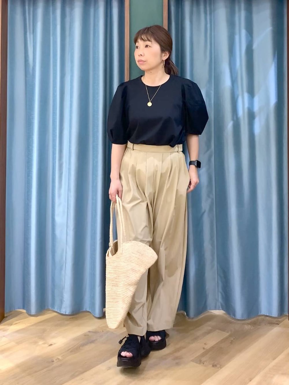 ブラック系のシャツ/ブラウス、ベージュ系のその他パンツ、ブラック系のサンダルを着用したレディースの春コーディネートの2枚目の写真