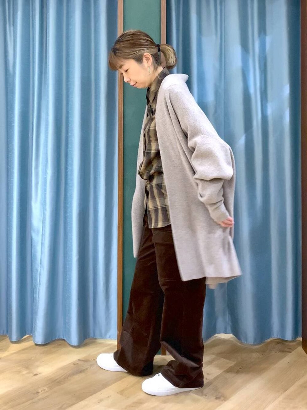 ベージュ系のカーディガン/ボレロ、ブラウン系のその他パンツ、ブラウン系のシャツ/ブラウスを着用したレディースの冬コーディネートの6枚目の写真