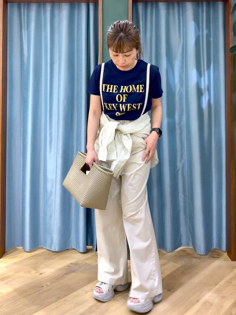ベージュ系のシャツ/ブラウス、ブルー系のTシャツ/カットソー、グレー系のサンダルを着用したレディースの春コーディネートの3枚目の写真