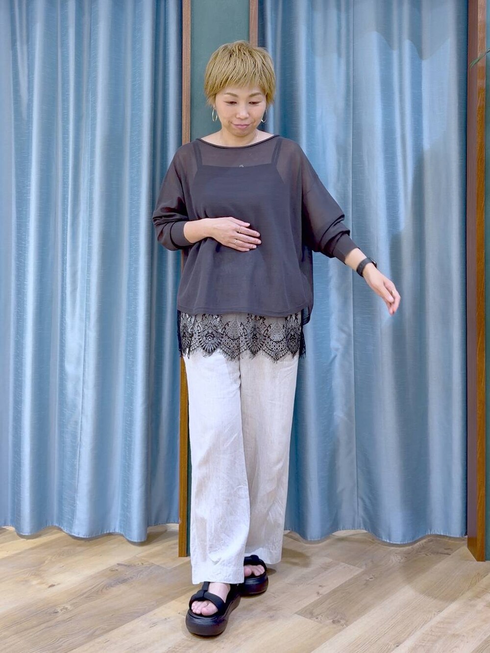 グレー系のトートバッグ、ブラック系のキャミソール、ベージュ系のその他パンツを着用したレディースの夏コーディネートの9枚目の写真