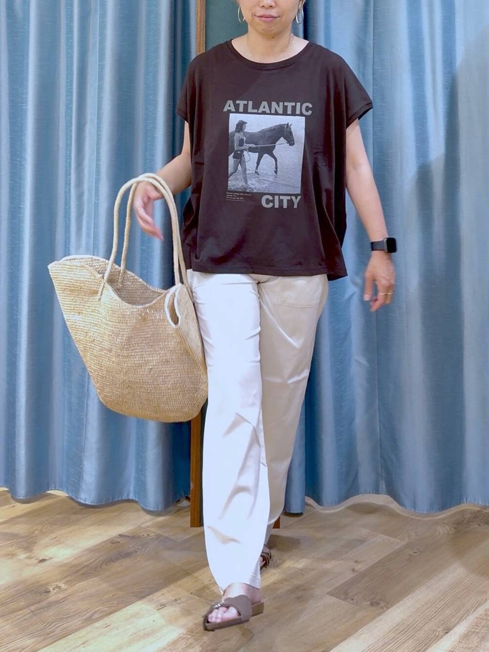 ブラウン系のTシャツ/カットソー、ホワイト系のチノパンツ、ブラウン系のサンダルを着用したレディースの夏コーディネートの7枚目の写真
