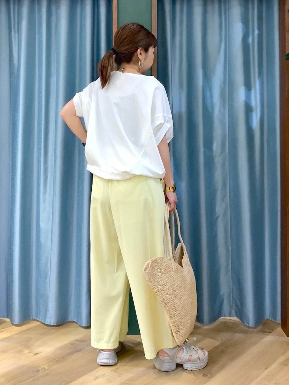 ホワイト系のTシャツ/カットソー、イエロー系のその他パンツ、グレー系のサンダルを着用したレディースの春コーディネートの7枚目の写真