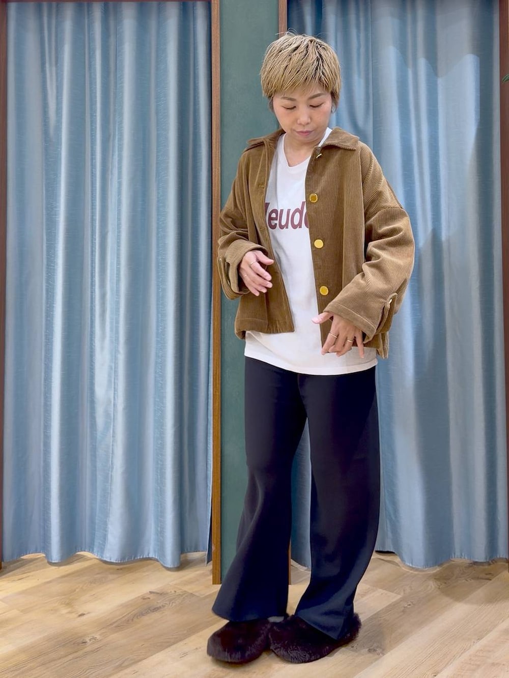 ブラウン系のその他シューズ、ホワイト系のTシャツ/カットソー、イエロー系のその他アウターを着用したレディースの秋コーディネートの4枚目の写真