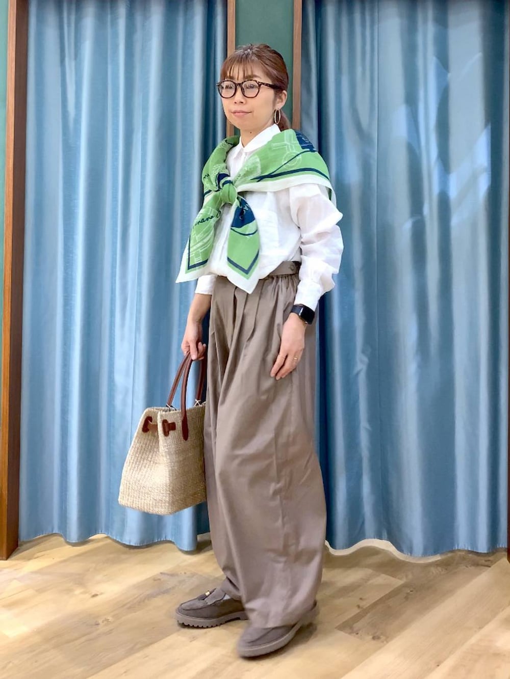 グレー系のローファー、ベージュ系のその他パンツ、ホワイト系のシャツ/ブラウスを着用したレディースの春コーディネートの7枚目の写真