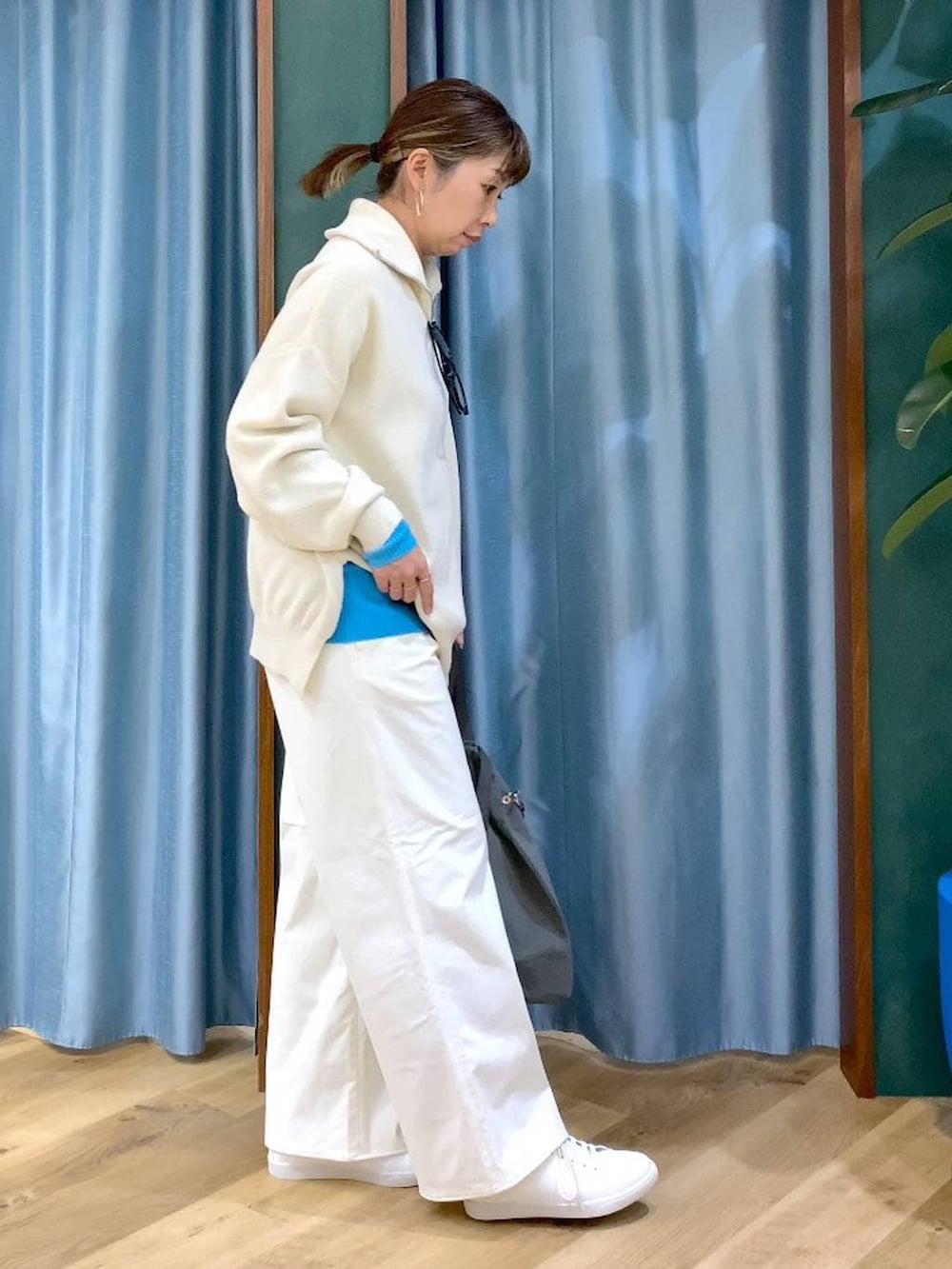 ホワイト系のニット/セーター、ブルー系のニット/セーター、ホワイト系のその他パンツを着用したレディースの秋コーディネートの2枚目の写真