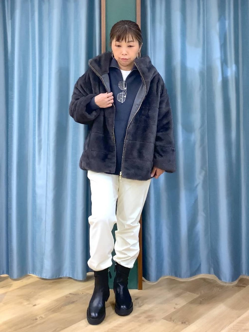 ブラック系のブーツ、グレー系のブルゾン、ホワイト系のその他パンツを着用したレディースの秋コーディネートの4枚目の写真