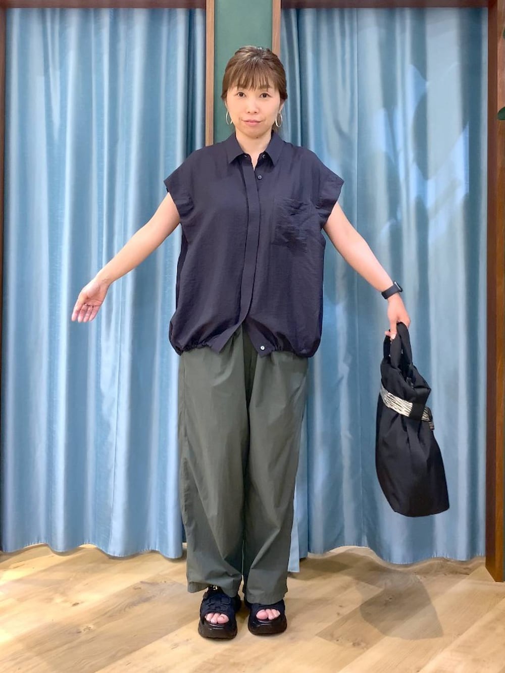 グリーン系のその他パンツ、ブラック系のトートバッグ、グレー系のシャツ/ブラウスを着用したレディースの春コーディネートの4枚目の写真