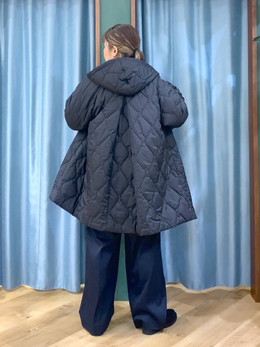 ベージュ系のニット/セーター、ブラック系のブルゾン、ブラック系のローファーを着用したレディースの秋コーディネートの3枚目の写真