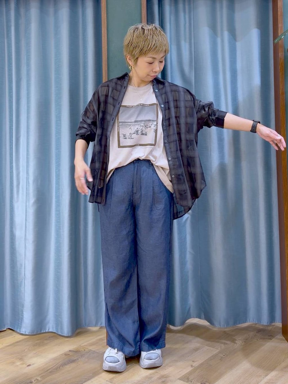 ベージュ系のTシャツ/カットソー、グレー系のサンダル、ブラック系のシャツ/ブラウスを着用したレディースの夏コーディネートの8枚目の写真