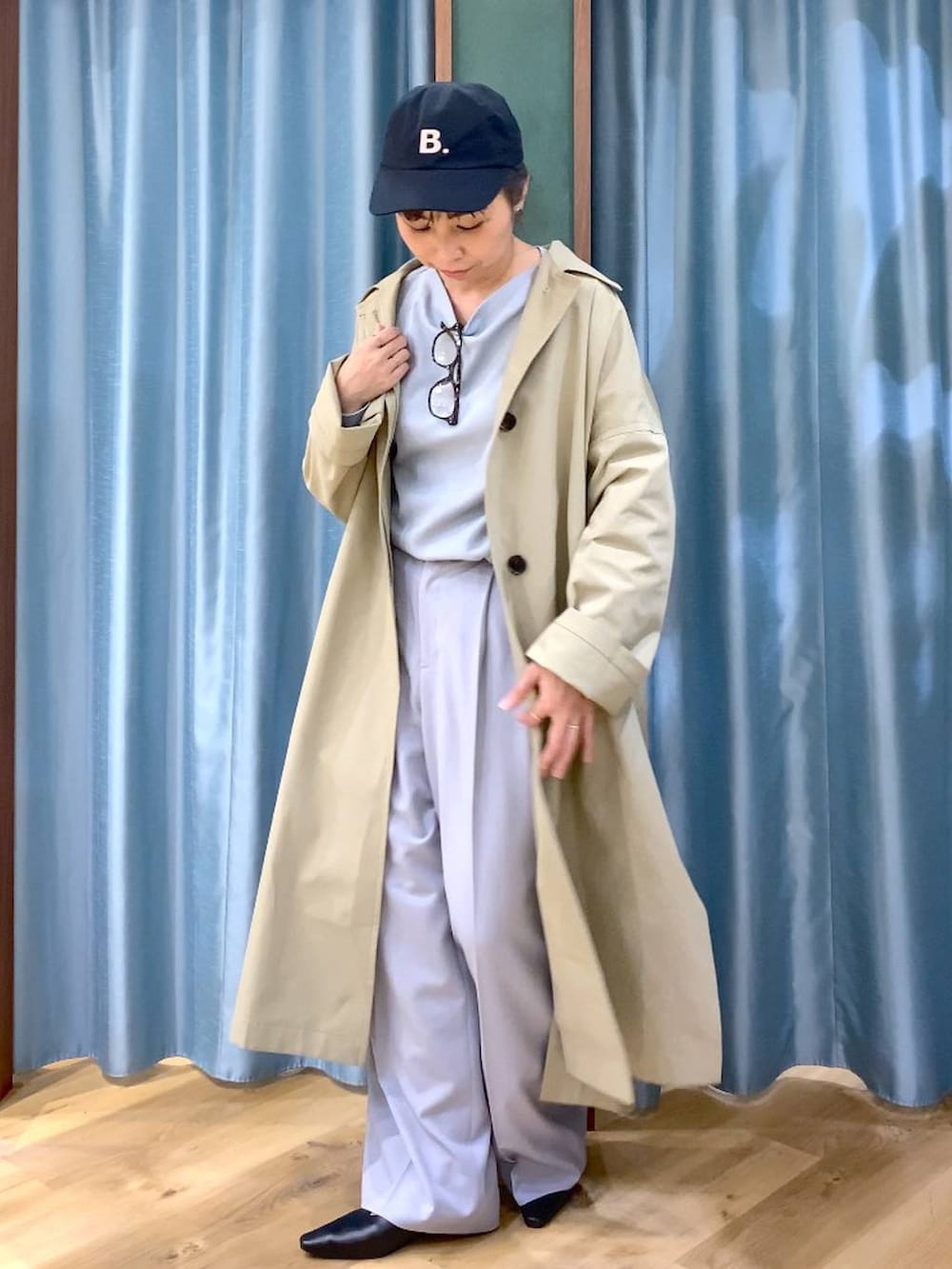 グレー系のTシャツ/カットソー、グレー系のその他パンツ、ベージュ系のステンカラーコートを着用したレディースの冬コーディネートの2枚目の写真