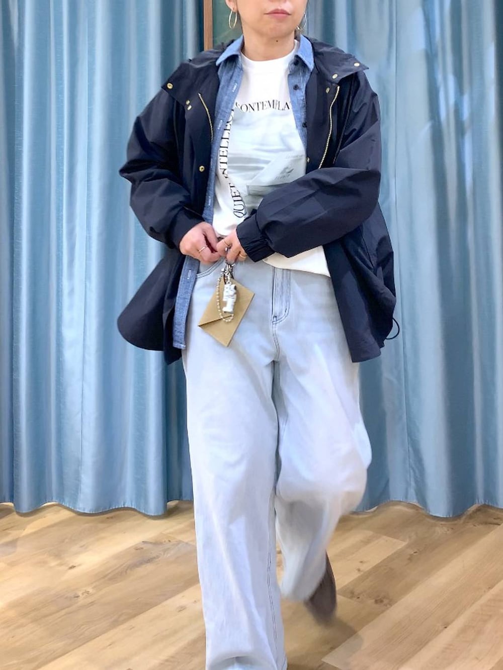 グレー系のローファー、ブルー系のデニムパンツ、ホワイト系のTシャツ/カットソーを着用したレディースの春コーディネートの10枚目の写真