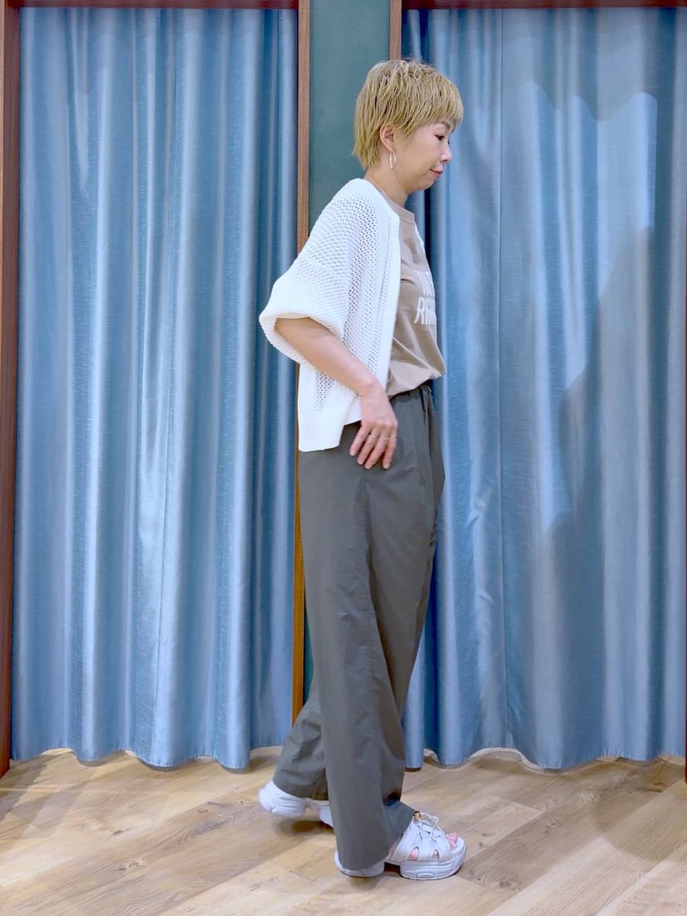 グリーン系のその他パンツ、グレー系のサンダル、ホワイト系のカーディガン/ボレロを着用したレディースの夏コーディネートの2枚目の写真