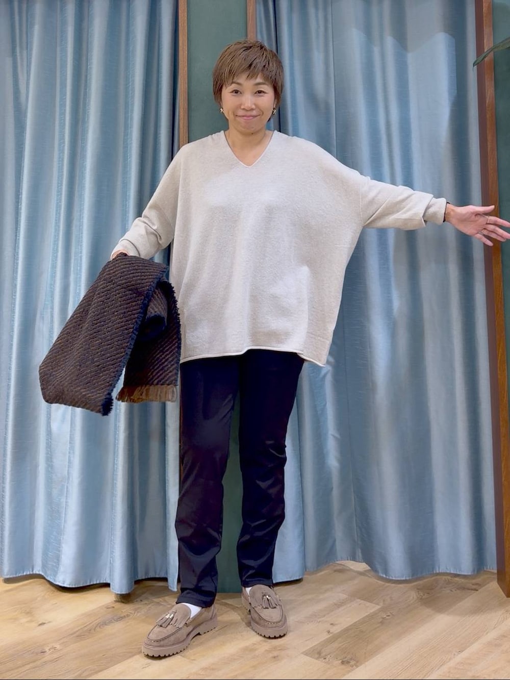 ブラック系のその他パンツ、ベージュ系のローファー、ベージュ系のニット/セーターを着用したレディースの秋コーディネートの5枚目の写真