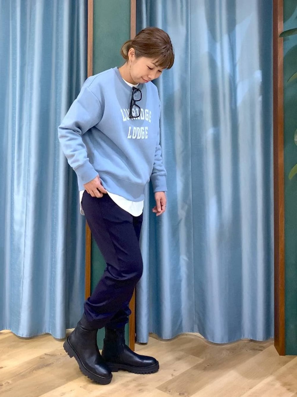 ブラック系のブーツ、ブルー系のその他パンツ、ホワイト系のTシャツ/カットソーを着用したレディースの冬コーディネートの3枚目の写真