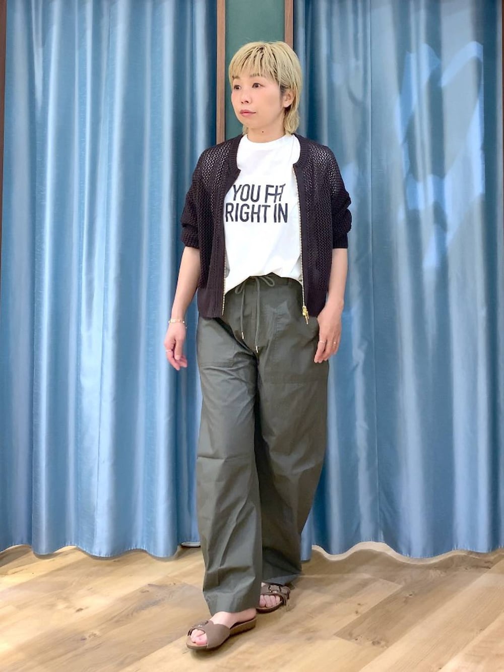 ブラウン系のカーディガン/ボレロ、ホワイト系のTシャツ/カットソー、グリーン系のカーゴパンツを着用したレディースの夏コーディネートの3枚目の写真