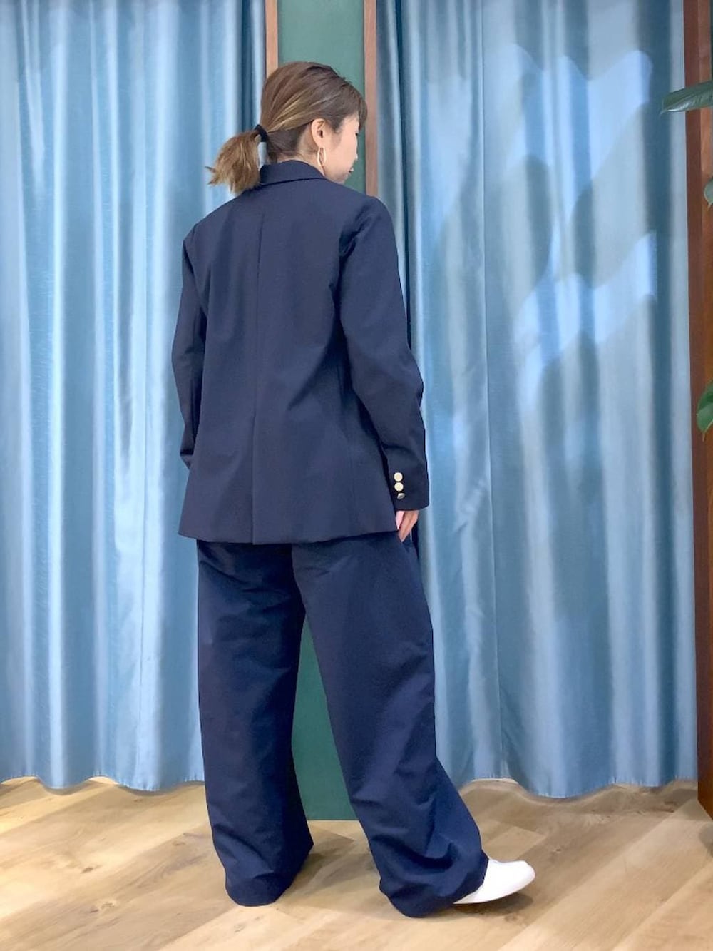 ブルー系のシャツ/ブラウス、ブルー系のその他パンツ、ブラウン系のスニーカーを着用したレディースの冬コーディネートの3枚目の写真