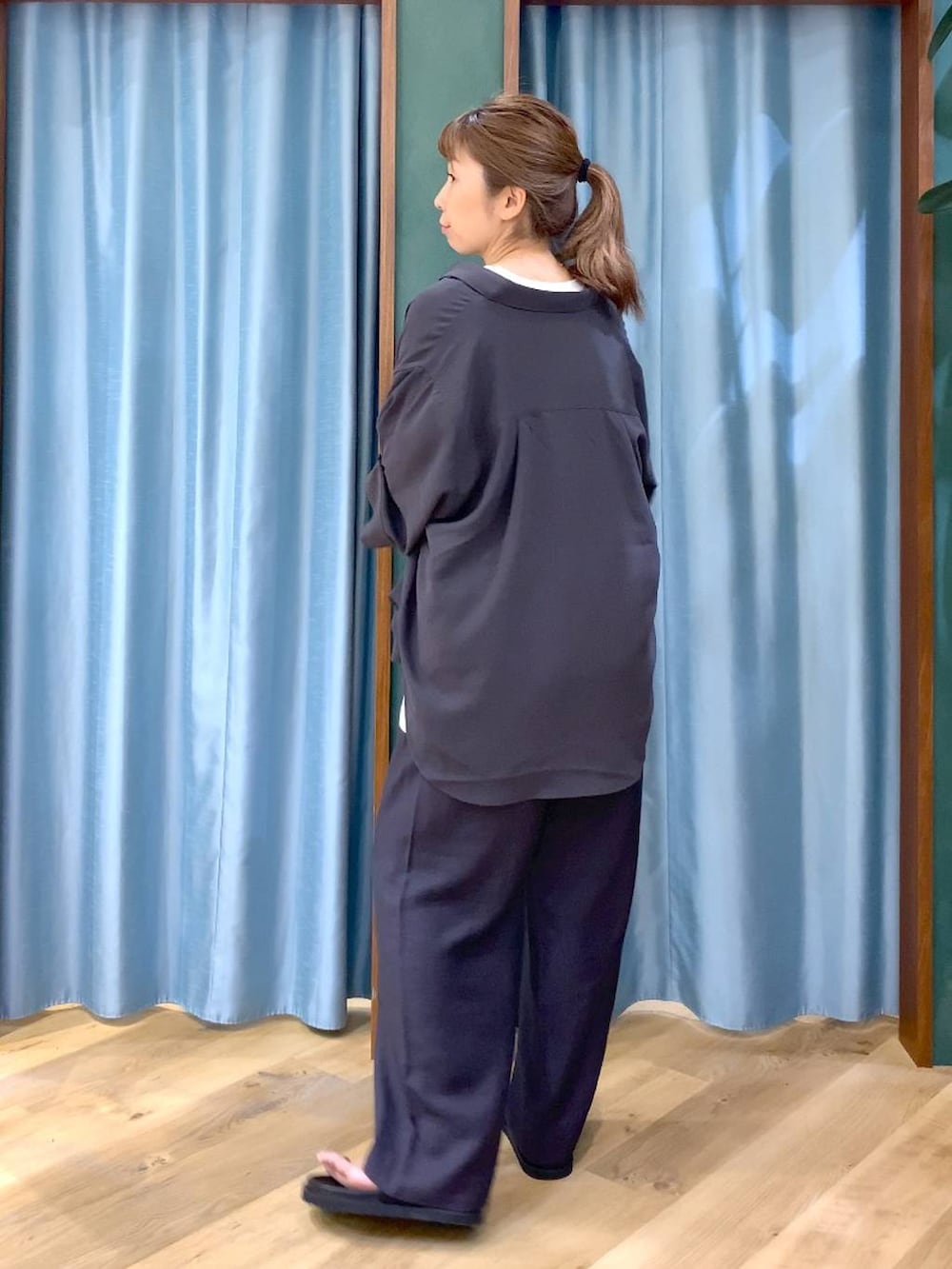 グレー系のシャツ/ブラウス、グレー系のその他パンツ、ホワイト系のTシャツ/カットソーを着用したレディースの春コーディネートの5枚目の写真
