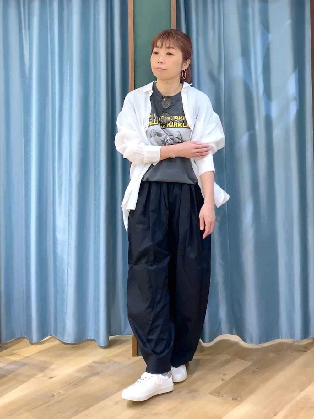 ブラック系のその他パンツ、ブラウン系のスニーカー、ホワイト系のシャツ/ブラウスを着用したレディースの春コーディネートの2枚目の写真