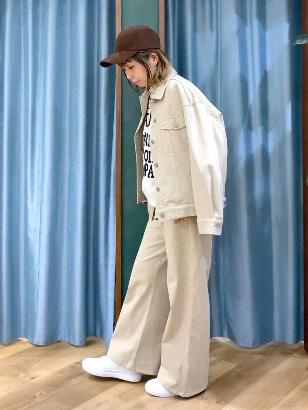 ホワイト系のニット/セーター、ベージュ系のデニムパンツ、ベージュ系のデニムジャケットを着用したレディースの冬コーディネートの2枚目の写真