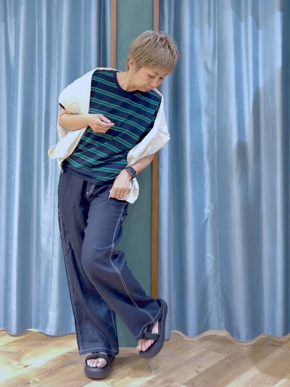 ブルー系のその他パンツ、ベージュ系のシャツ/ブラウス、ブラック系のサンダルを着用したレディースの夏コーディネートの2枚目の写真