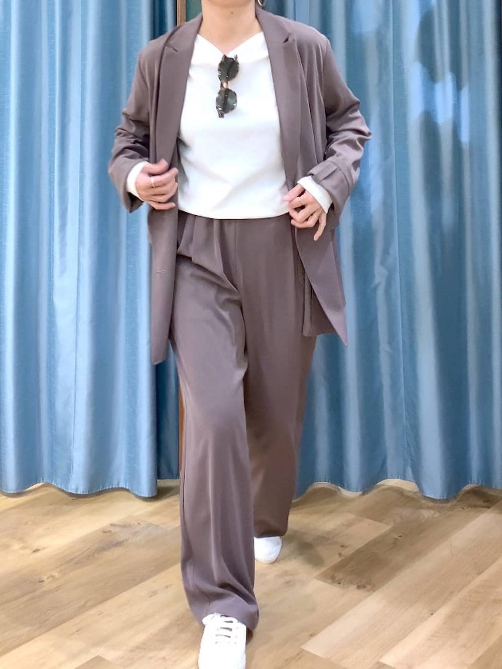 グリーン系のスラックス、ホワイト系のTシャツ/カットソー、ブラウン系のスニーカーを着用したレディースの冬コーディネートの7枚目の写真