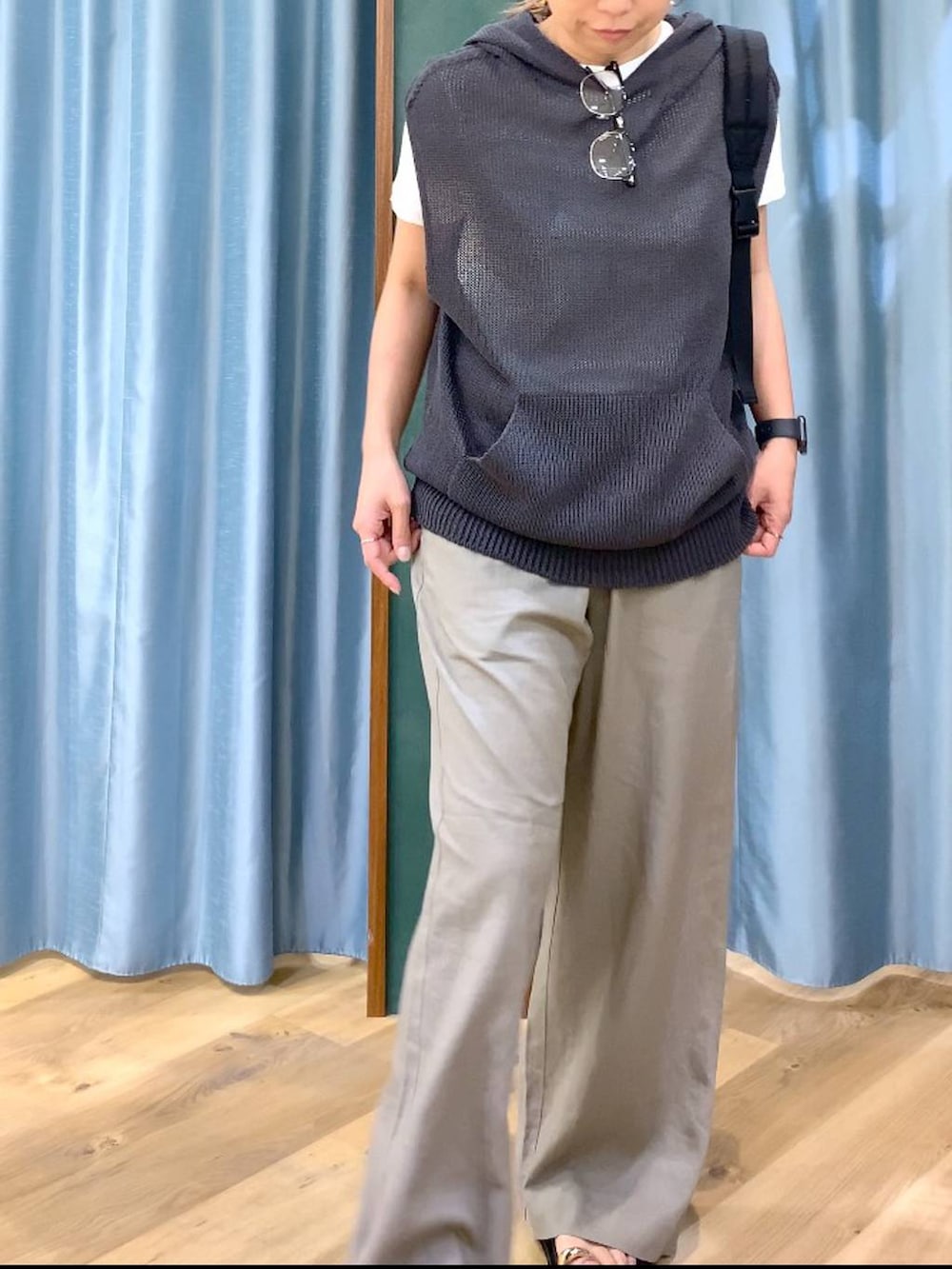 グレー系のニット/セーター、ブラウン系のその他パンツ、ブラック系のサンダルを着用したレディースの春コーディネートの6枚目の写真