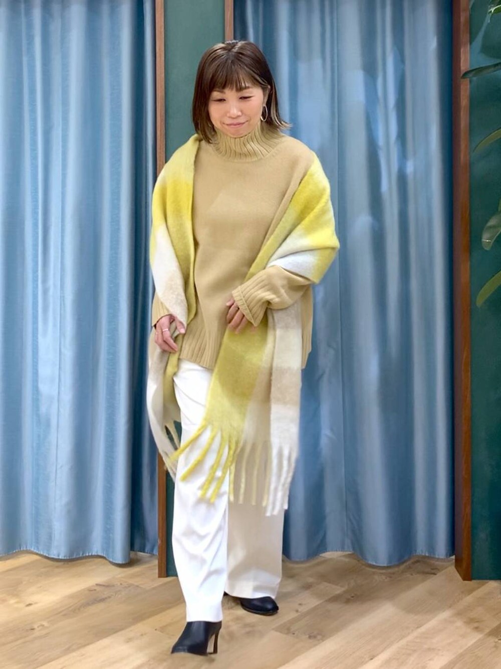 ベージュ系のニット/セーター、ブラック系のブーツ、ホワイト系のその他パンツを着用したレディースの秋コーディネートの6枚目の写真