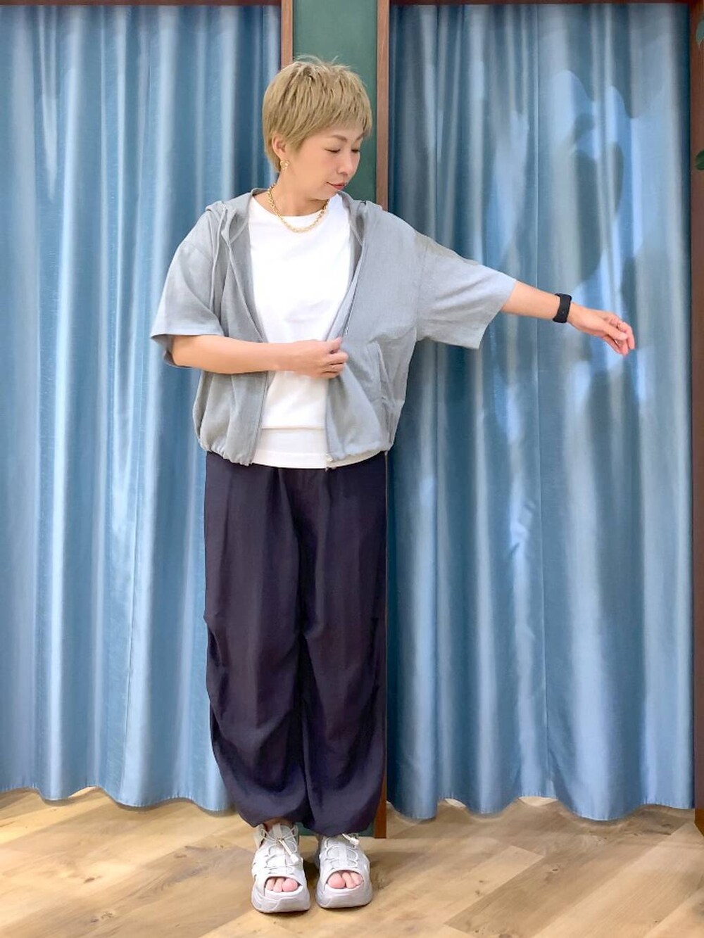 グレー系のサンダル、グレー系のその他パンツ、グレー系のブルゾンを着用したレディースの夏コーディネートの4枚目の写真