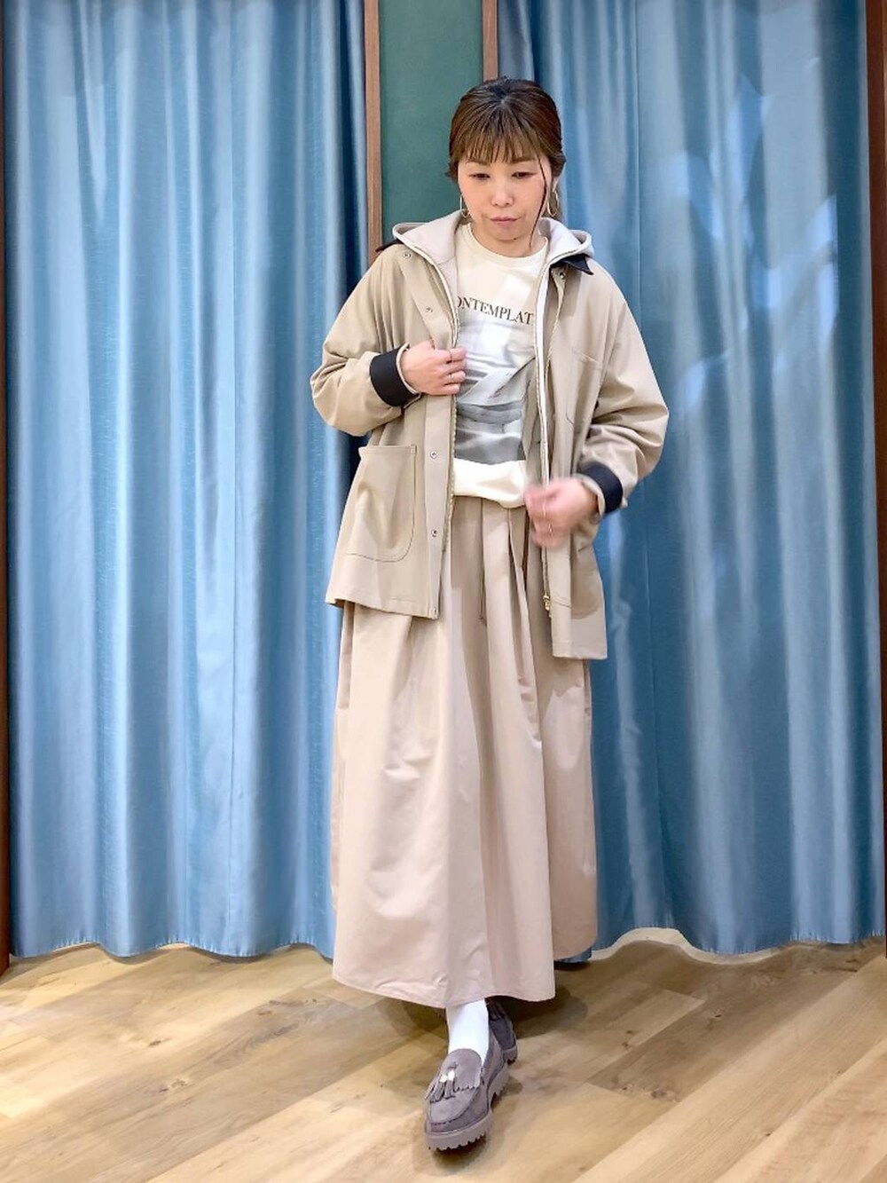グレー系のローファー、ベージュ系のパーカー、ベージュ系のTシャツ/カットソーを着用したレディースの春コーディネートの3枚目の写真