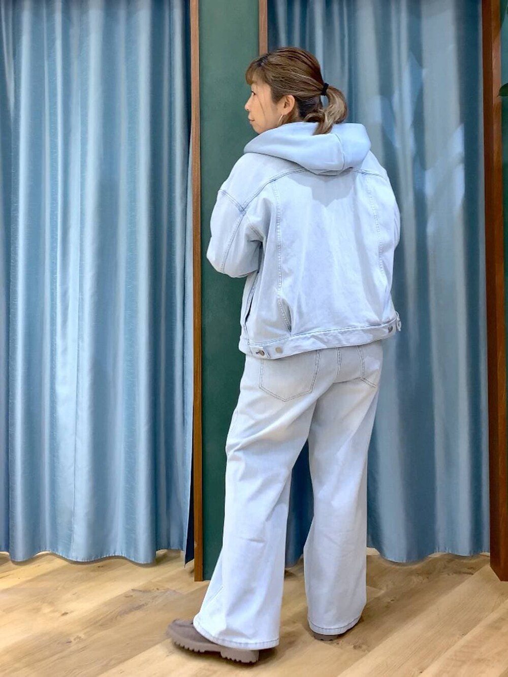 グレー系のローファー、ブルー系のデニムパンツ、ブルー系のデニムジャケットを着用したレディースの春コーディネートの5枚目の写真
