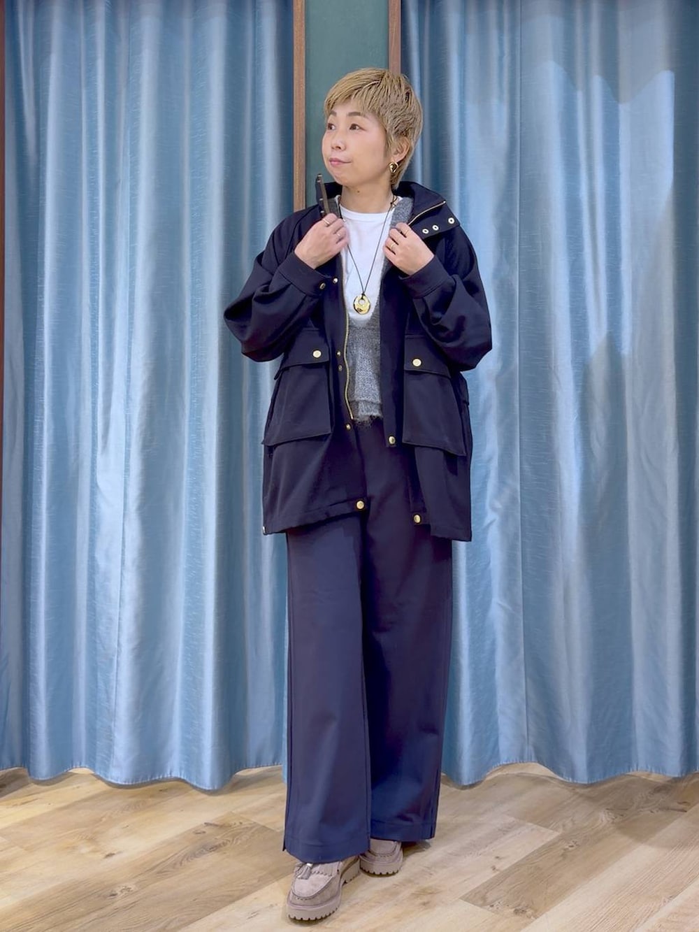 ベージュ系のローファー、ブルー系のその他アウター、ホワイト系のTシャツ/カットソーを着用したレディースの秋コーディネートの2枚目の写真